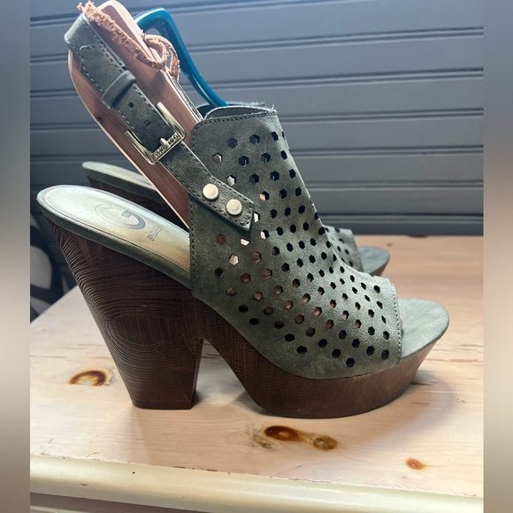 Guess Green Wedges with Modern Elegance - Picture 8 of 10